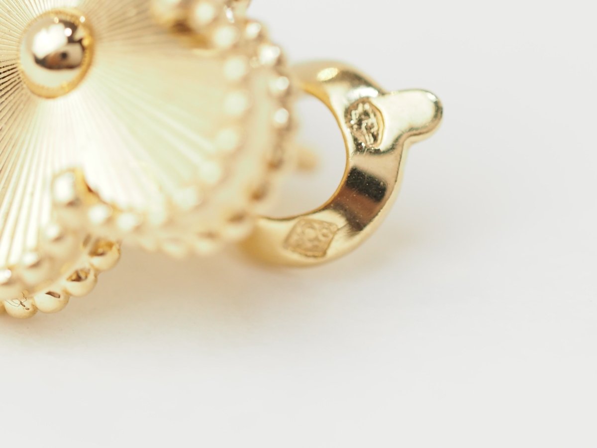 Paire de boucles d'oreilles Van Cleef & Arpels Alhambra vintage en or jaune - Castafiore