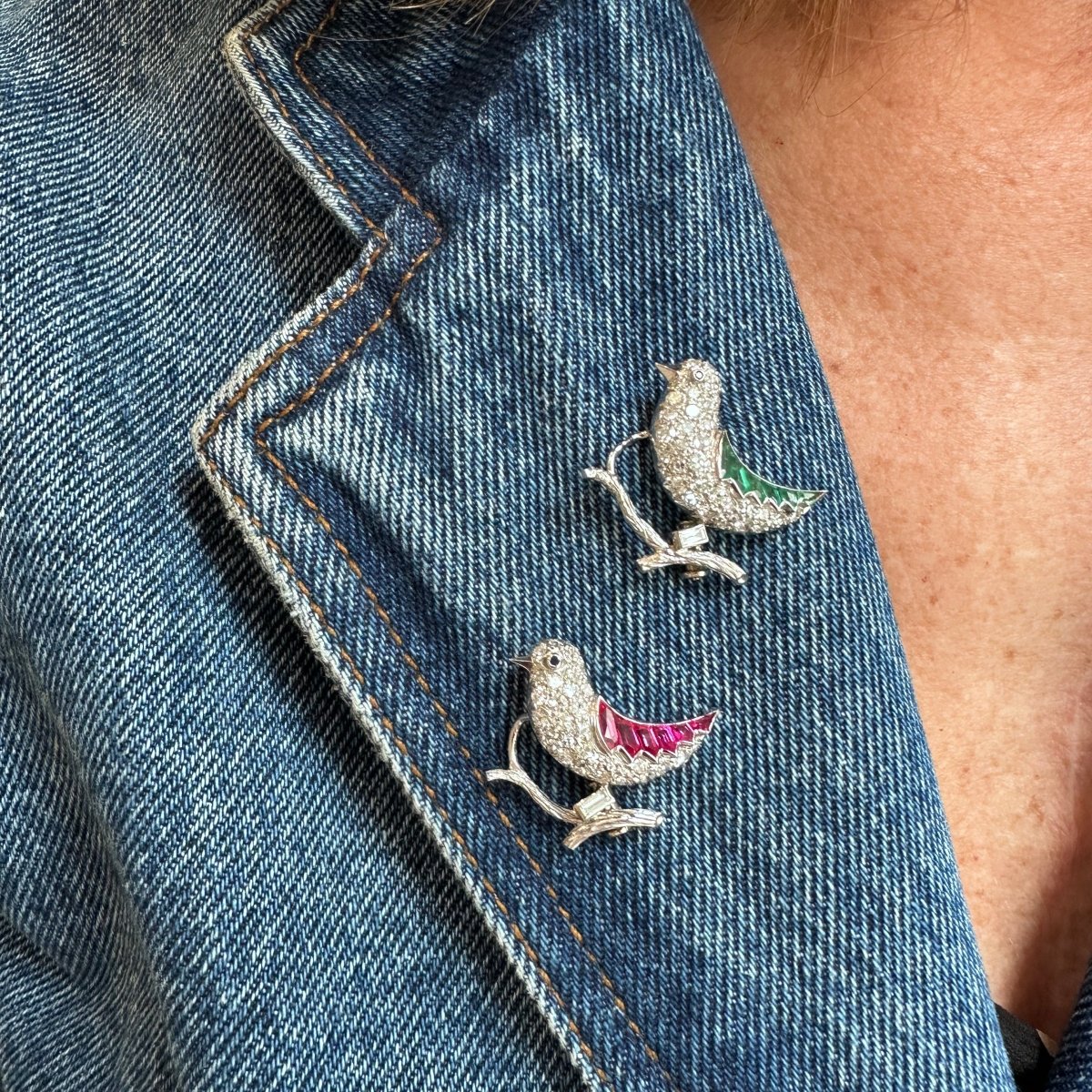 Paire de broches "Oiseaux" en or blanc, platine, rubis et émeraudes - Castafiore
