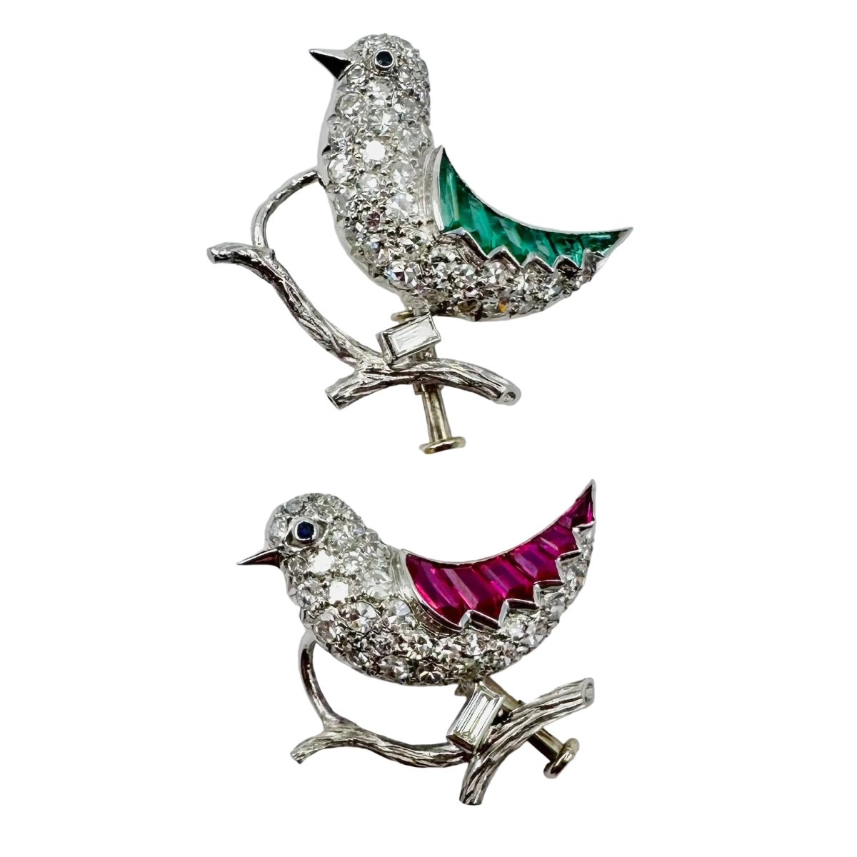 Paire de broches "Oiseaux" en or blanc, platine, rubis et émeraudes - Castafiore