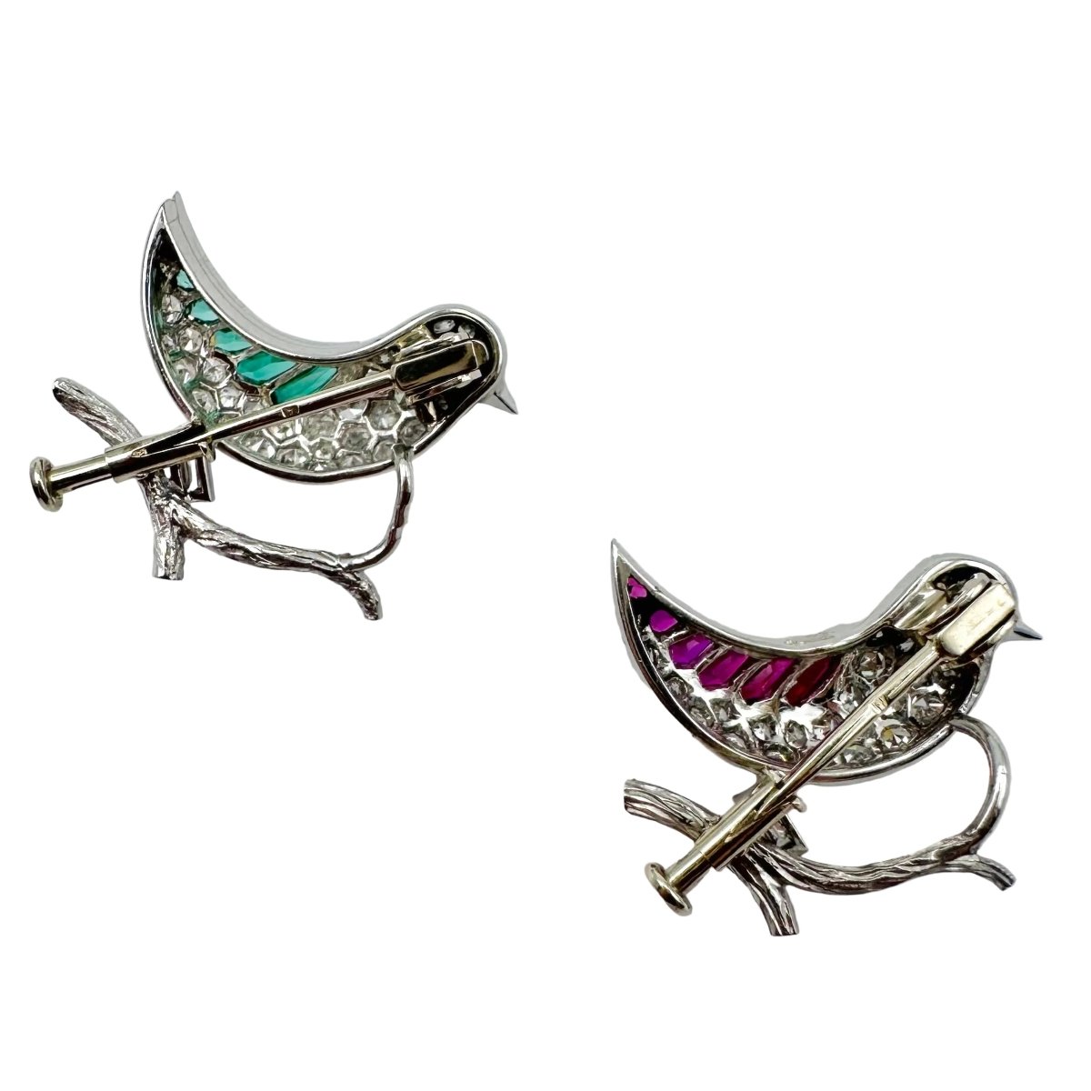 Paire de broches "Oiseaux" en or blanc, platine, rubis et émeraudes - Castafiore