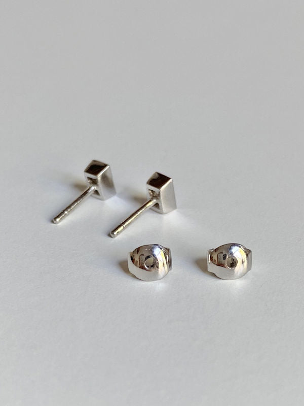 Paire de puces d’oreilles en or blanc 18k et diamants - Castafiore
