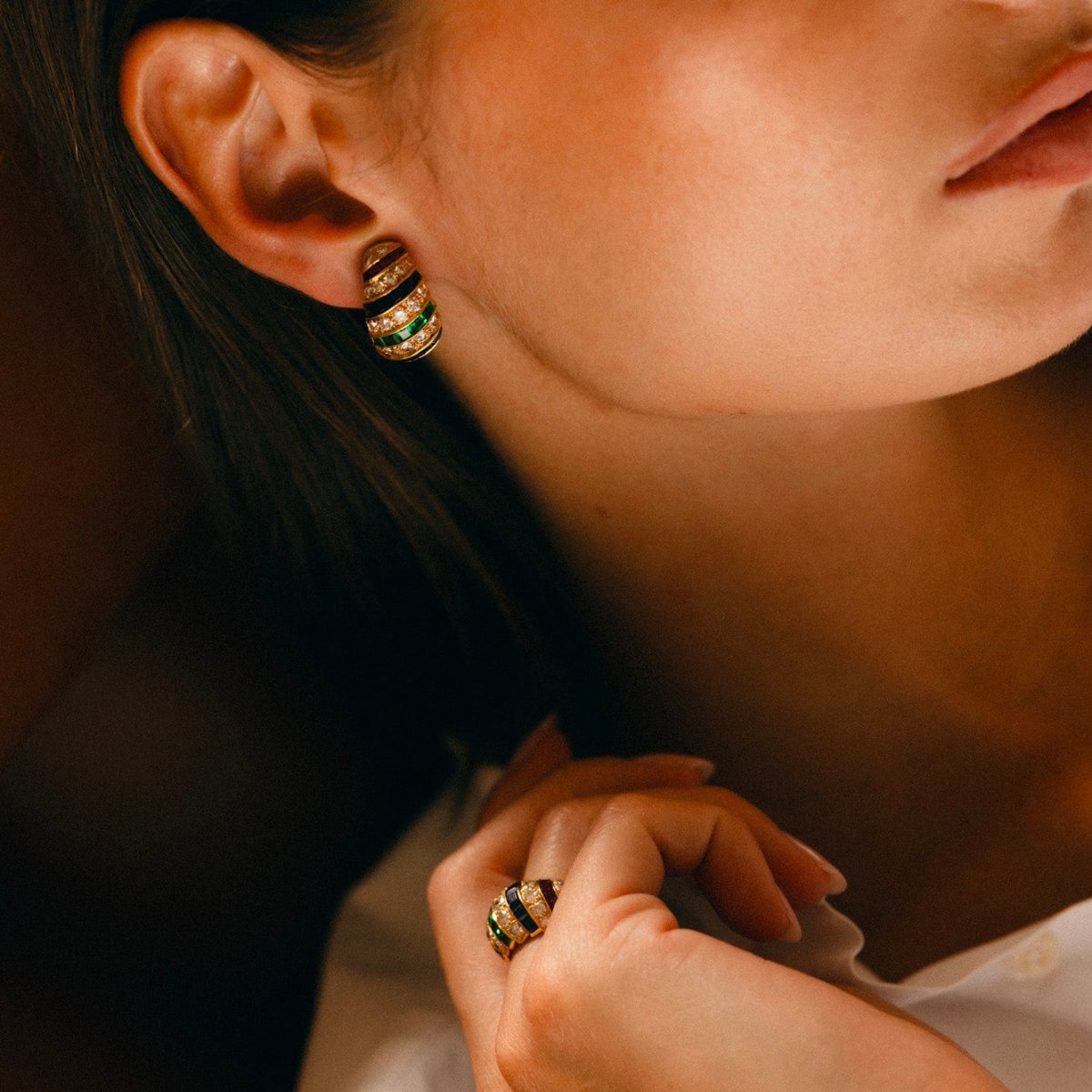 Parure CARTIER en or jaune, saphirs, émeraudes, rubis et diamants - Castafiore