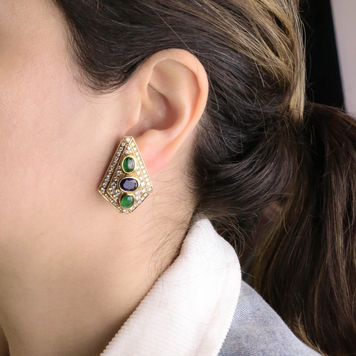 Parure REPOSSI en or jaune, perles, saphirs, émeraudes et diamants - Castafiore