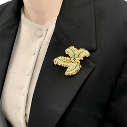 Broche Chaumet "Panache", or jaune, diamants, émeraudes.