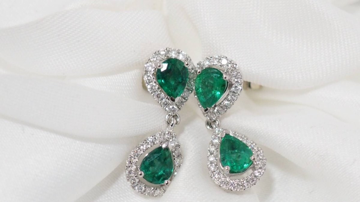 Pendants d'Oreille En Or Blanc, Emeraudes Et Diamants - Castafiore