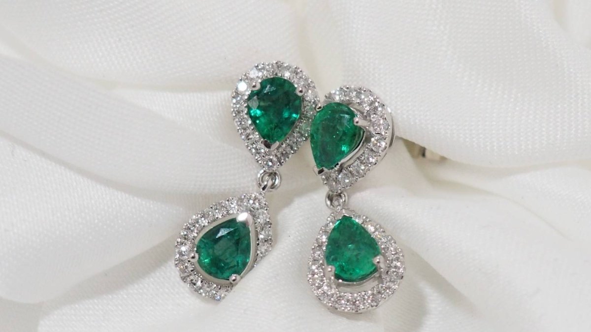 Pendants d'Oreille En Or Blanc, Emeraudes Et Diamants - Castafiore