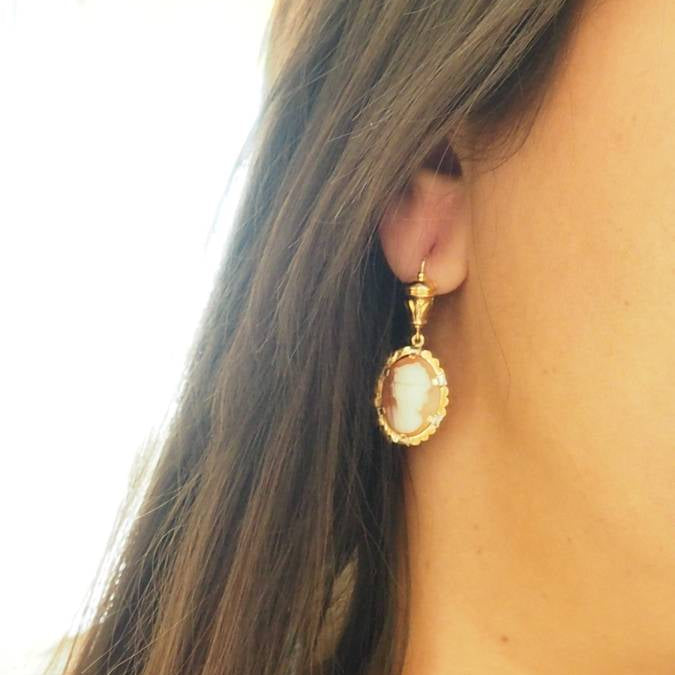 Pendants d'oreilles en or jaune et camée - Castafiore