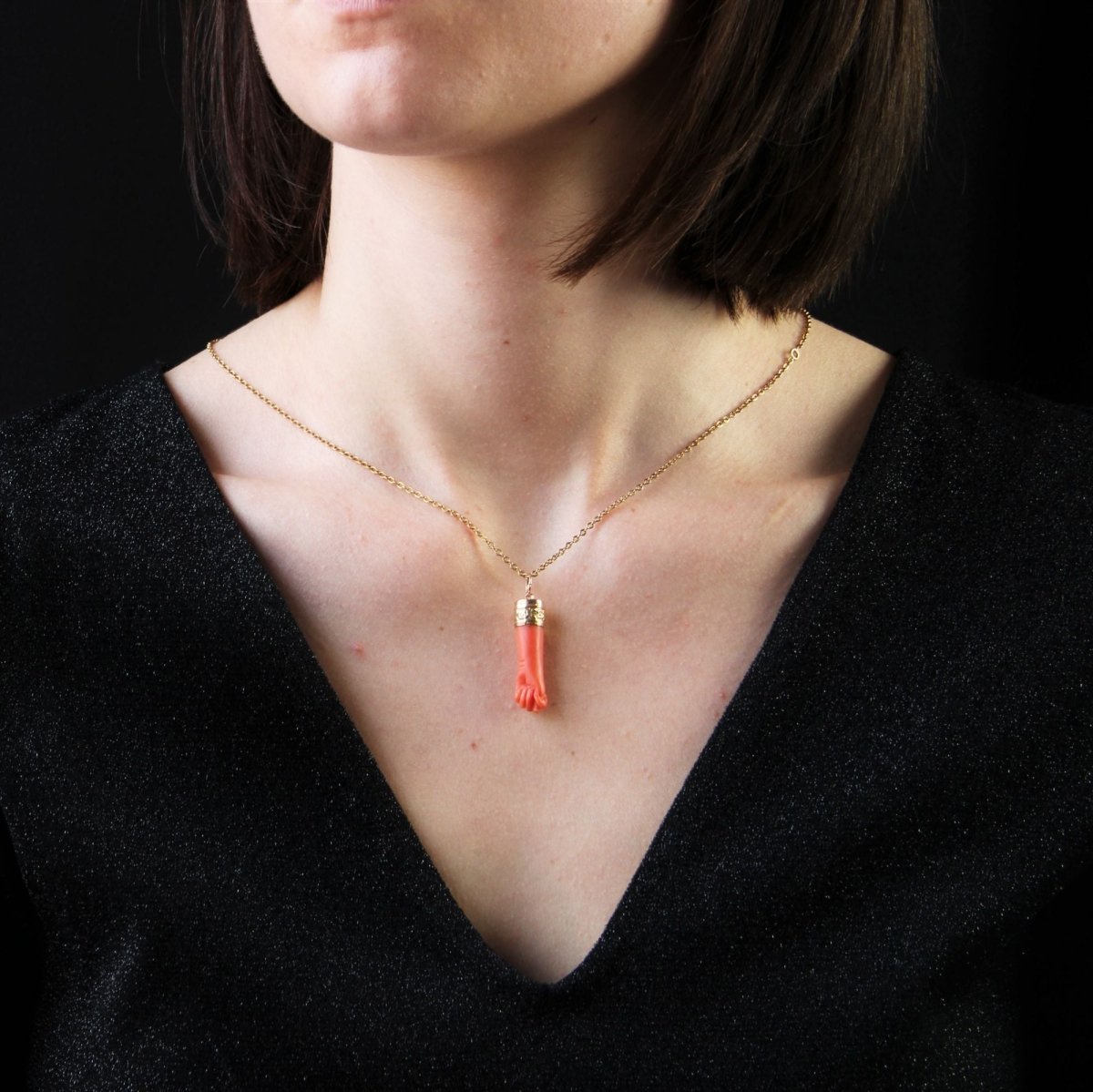 Pendentif ANCIEN Main en or jaune et corail - Castafiore