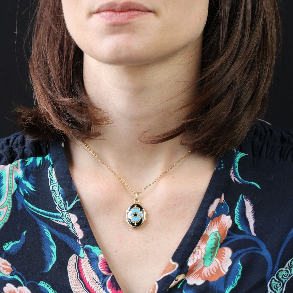 Pendentif ANCIEN Médaillon en or jaune émail noir et turquoise - Castafiore