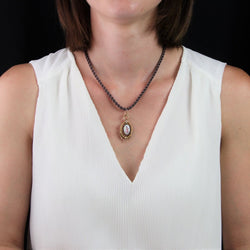 Pendentif ANCIEN Miniature en or rose et nacre - Castafiore