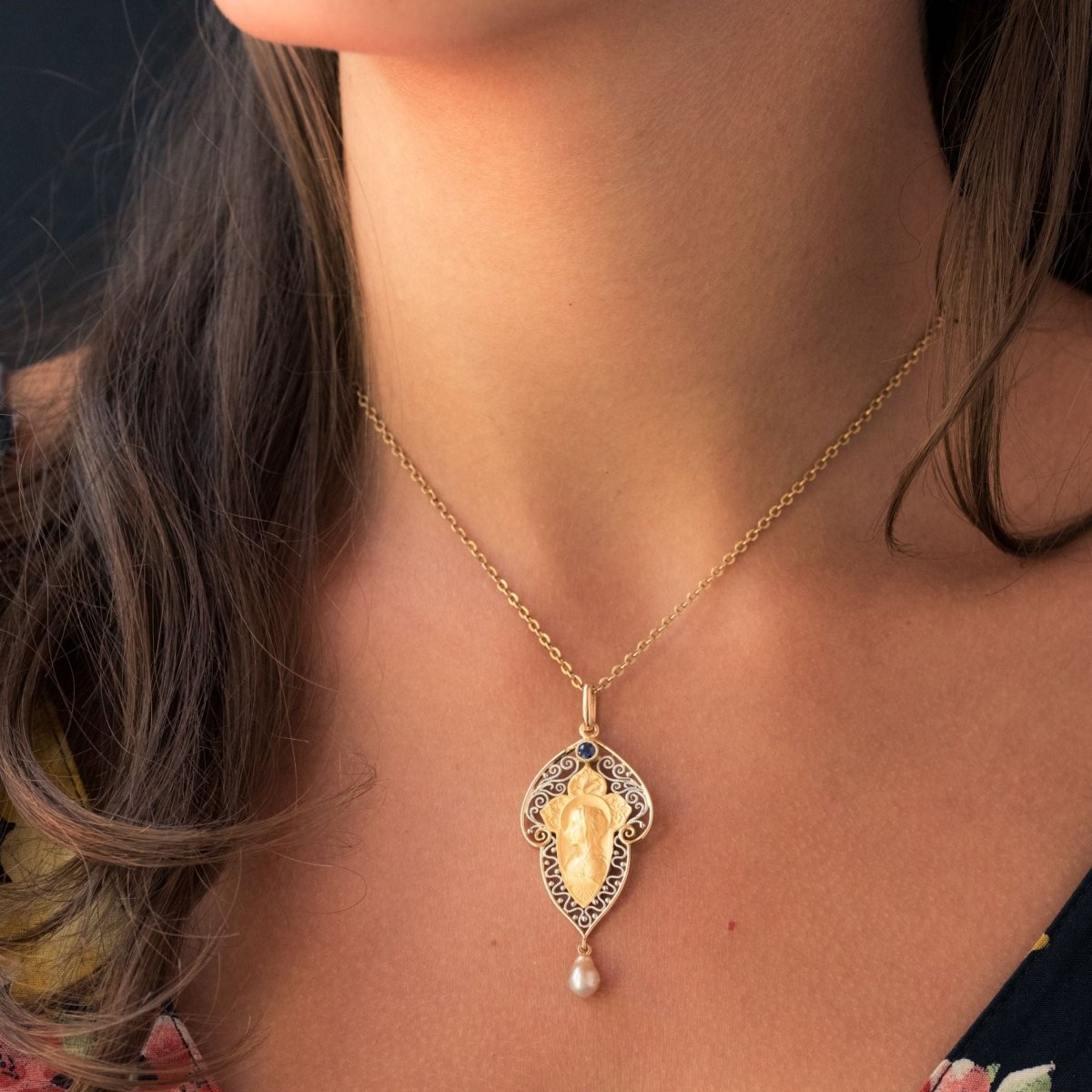 Pendentif ancien Vierge saphir perle fine - Castafiore