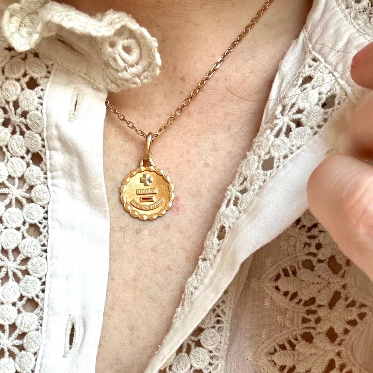 Pendentif AUGIS Médaille d'amour en or et rubis - Castafiore