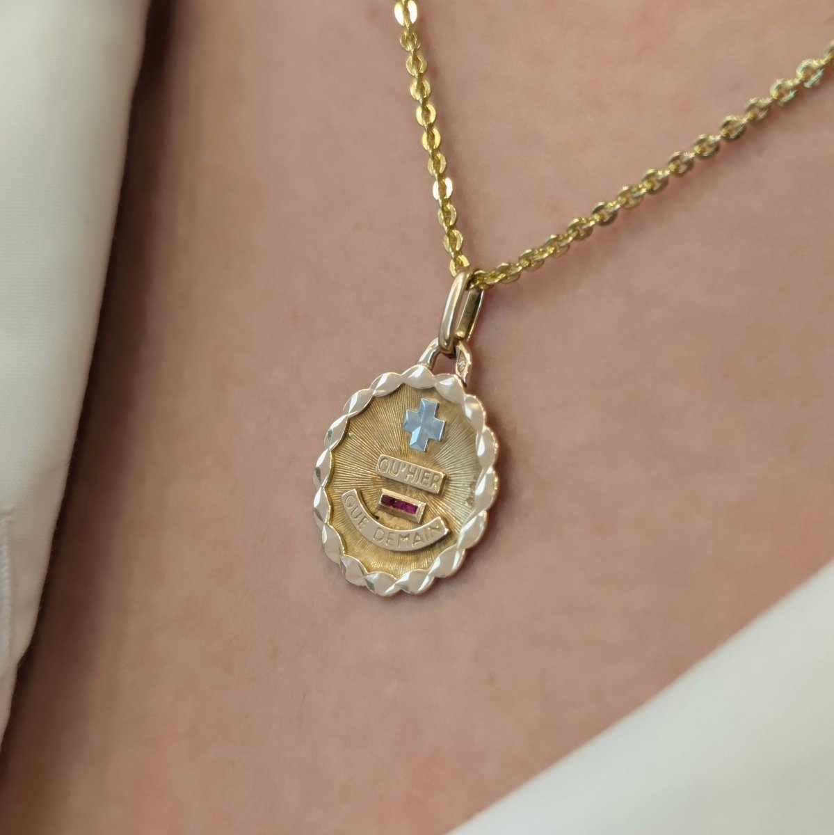 Pendentif AUGIS "Médaille d'Amour" en or jaune - Castafiore