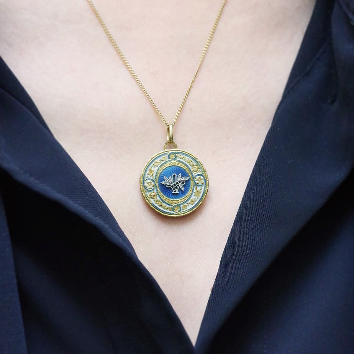 Pendentif BIGARD & GIRARD en or jaune, émail et diamants - Castafiore