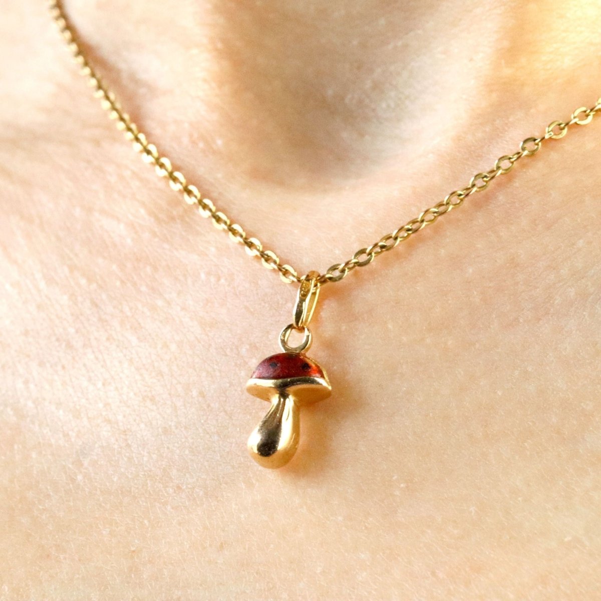 Pendentif breloque champignon en or jaune et émail - Castafiore