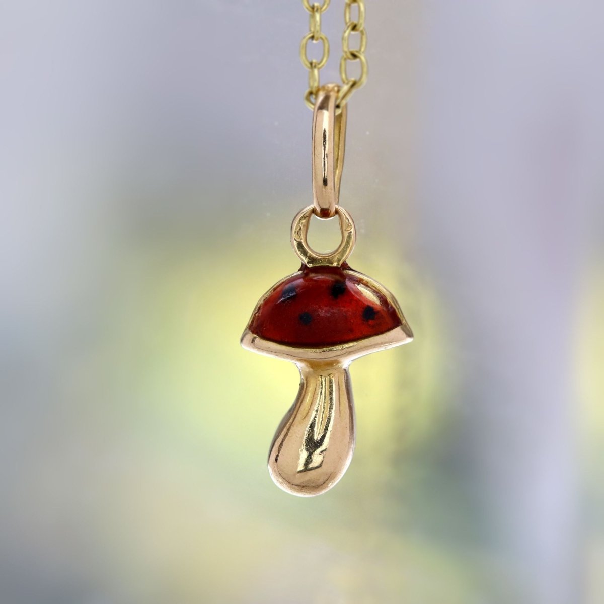 Pendentif breloque champignon en or jaune et émail - Castafiore