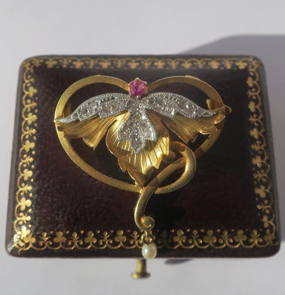 Pendentif broche Art Nouveau Rubis Diamants Perle fine Or rose 18 carats et Platine - Castafiore