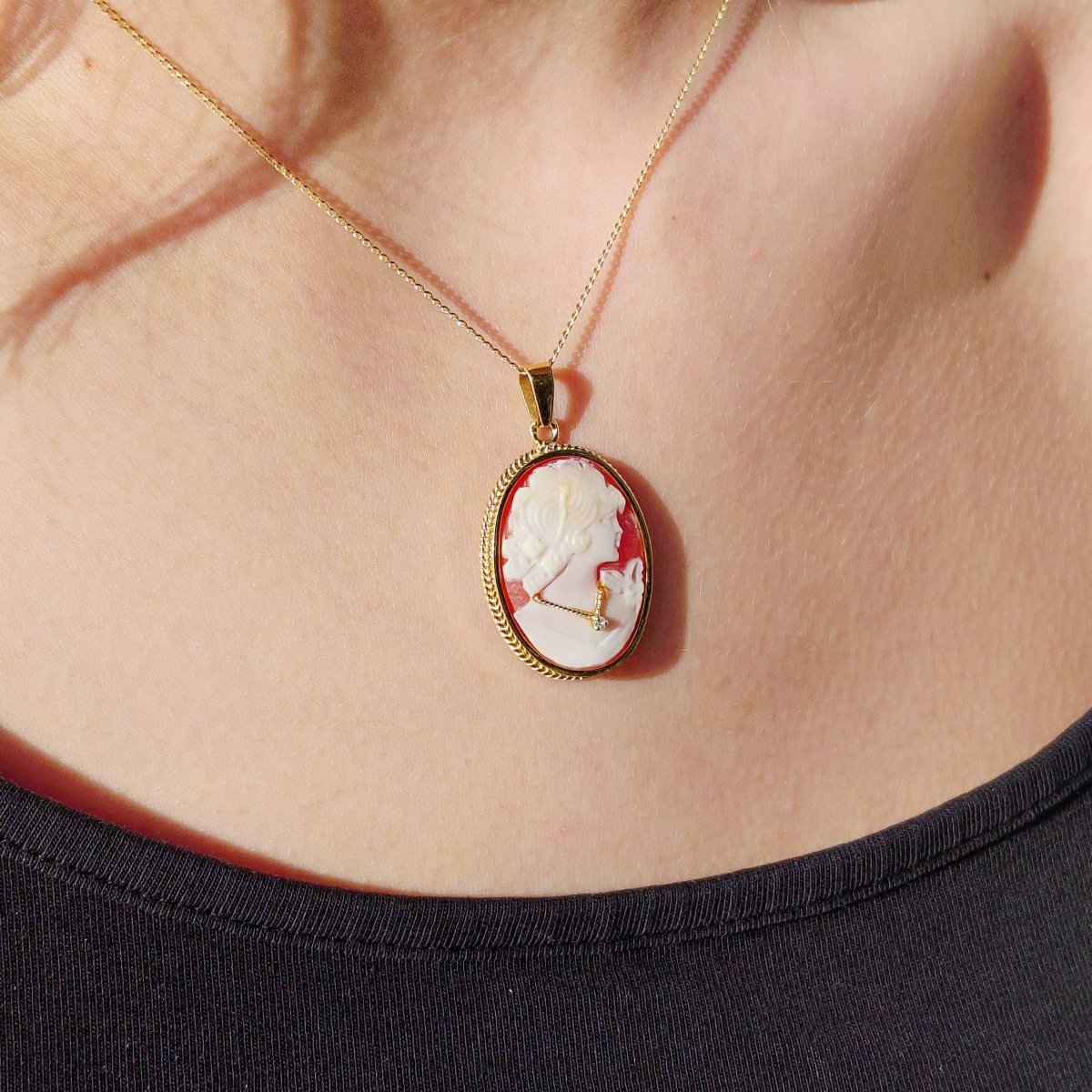 Pendentif Camée en or jaune, coquillage, et diamant - Castafiore
