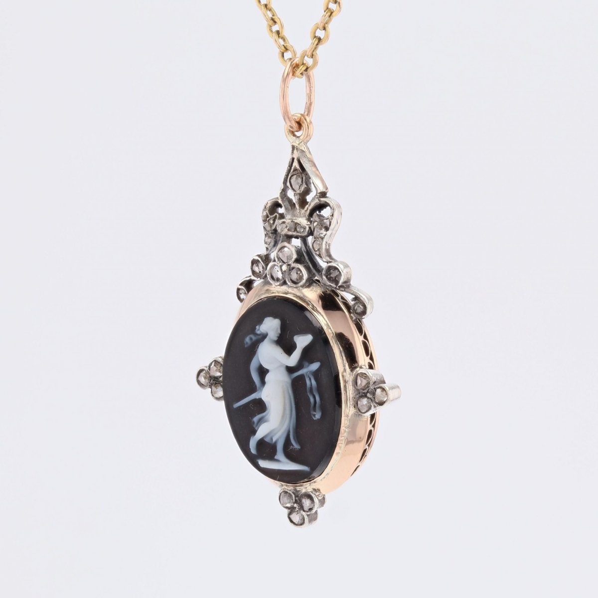 Pendentif camée en or rose et diamants - Castafiore