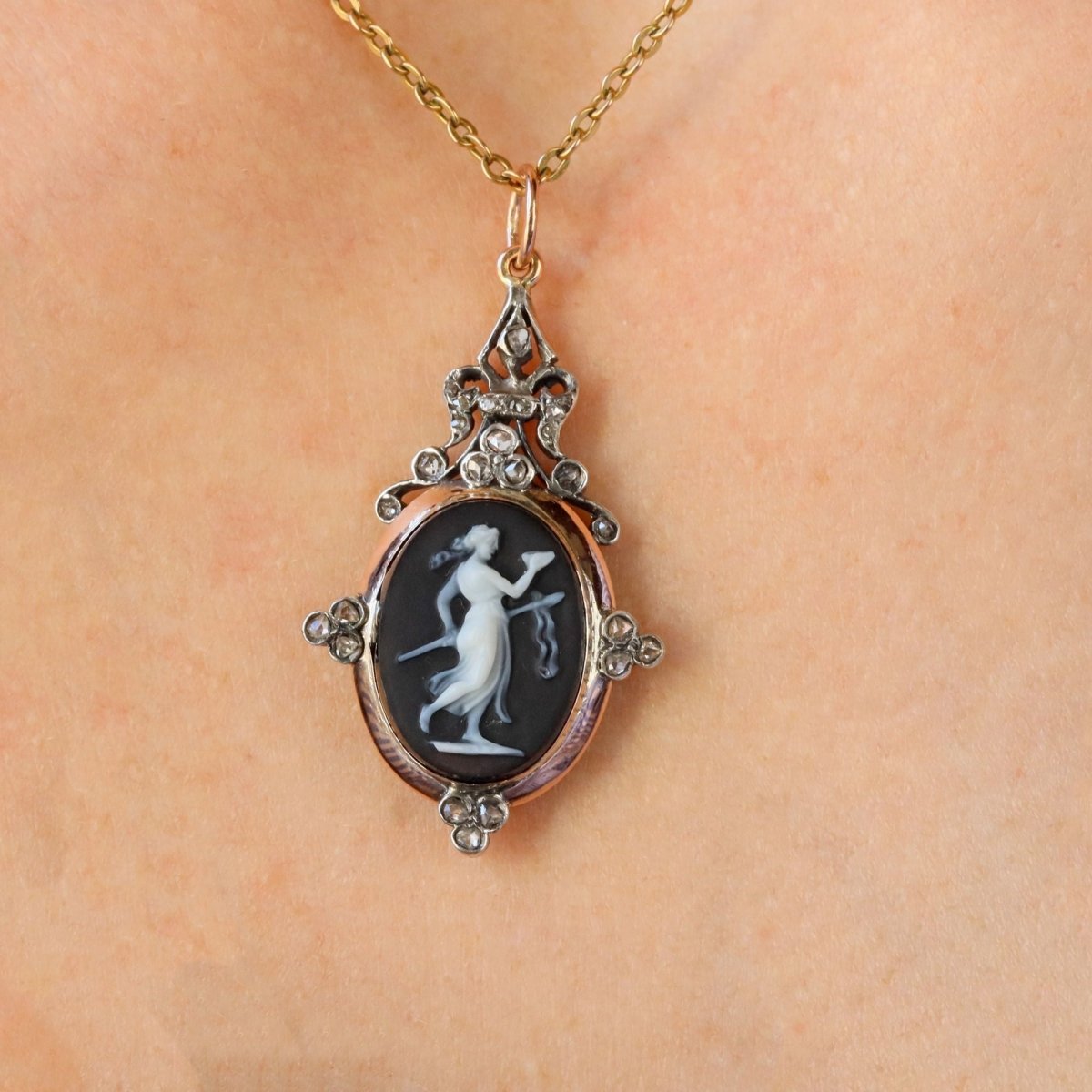 Pendentif camée en or rose et diamants - Castafiore