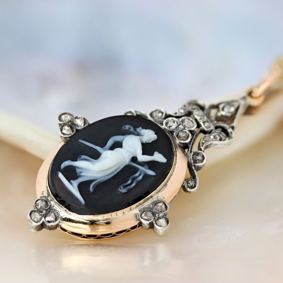 Pendentif camée en or rose et diamants - Castafiore