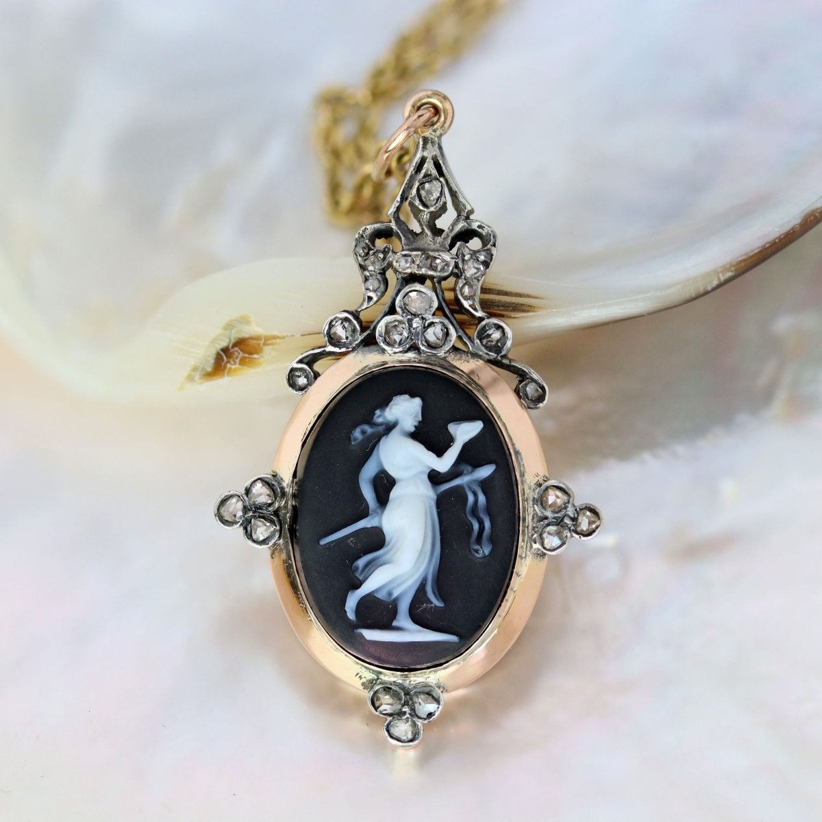 Pendentif camée en or rose et diamants - Castafiore