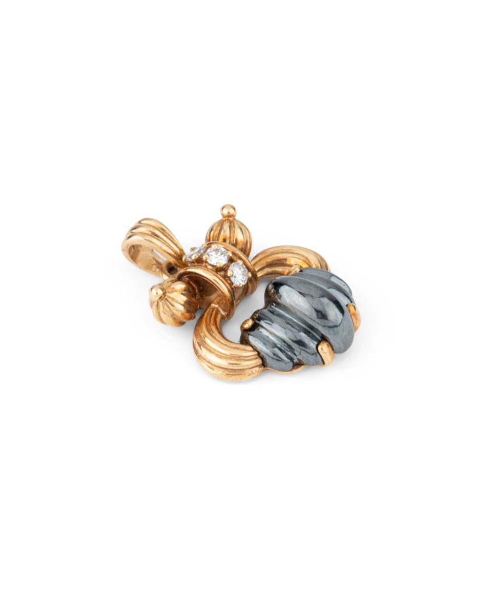 Pendentif CHAUMET en or jaune, hématite et diamants - Castafiore