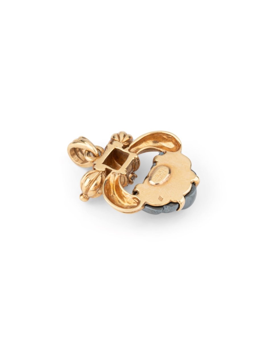 Pendentif CHAUMET en or jaune, hématite et diamants - Castafiore