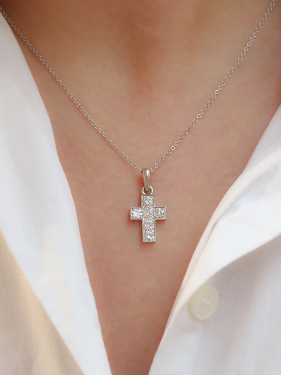 Pendentif croix vintage en or blanc et diamants taille brillant 1 ct - Castafiore
