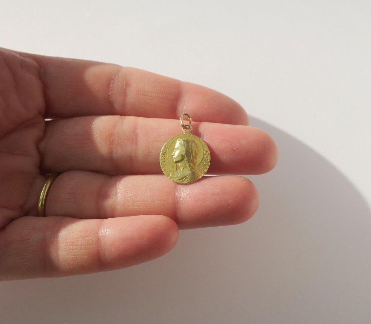 Pendentif DROPSY Vierge Marie en or - Castafiore