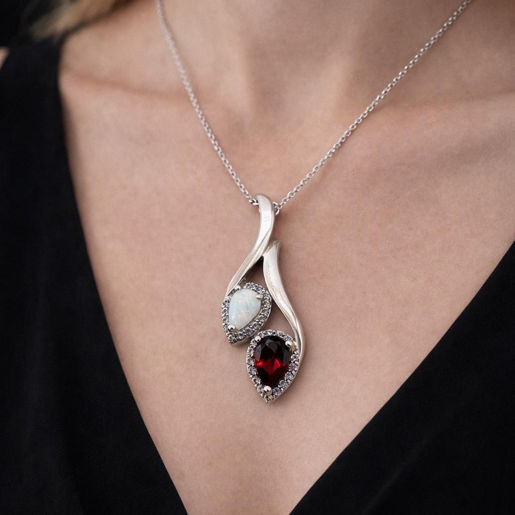 Pendentif en or blanc, opale, grenat et diamants - Castafiore