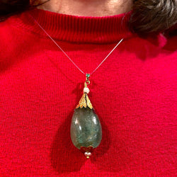 Pendentif en or jaune 18 carats orné d’une importante émeraude et perles. - Castafiore