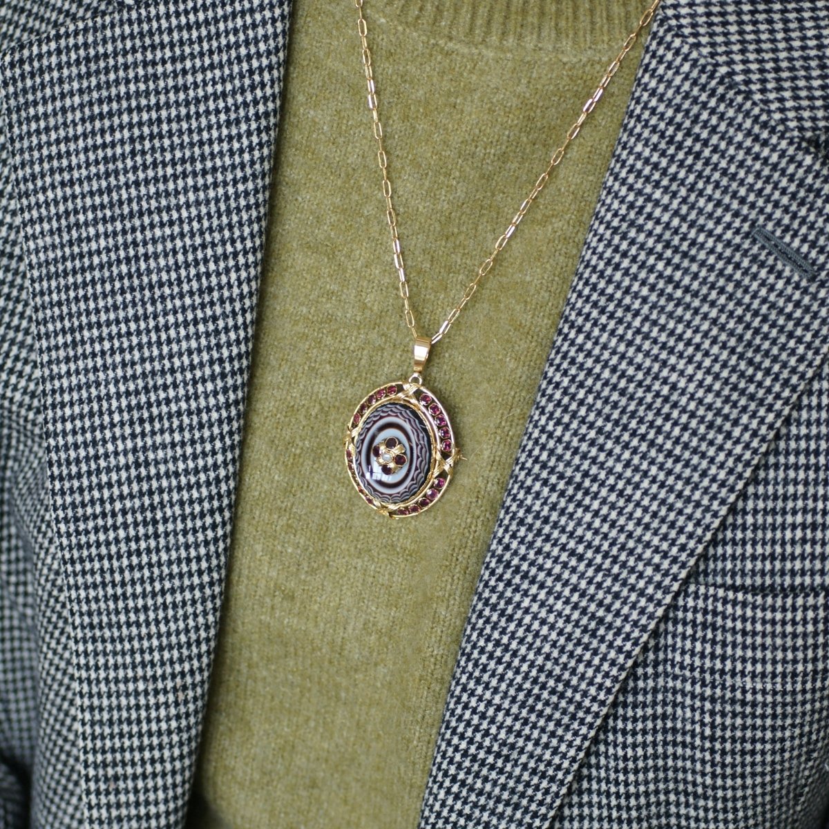 Pendentif en or jaune, agate, grenats et perle - Castafiore