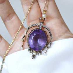Pendentif en or jaune, argent, améthyste, perle, et diamants - Castafiore