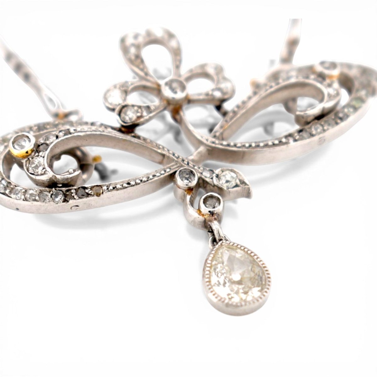 Pendentif en or jaune, corail et diamants