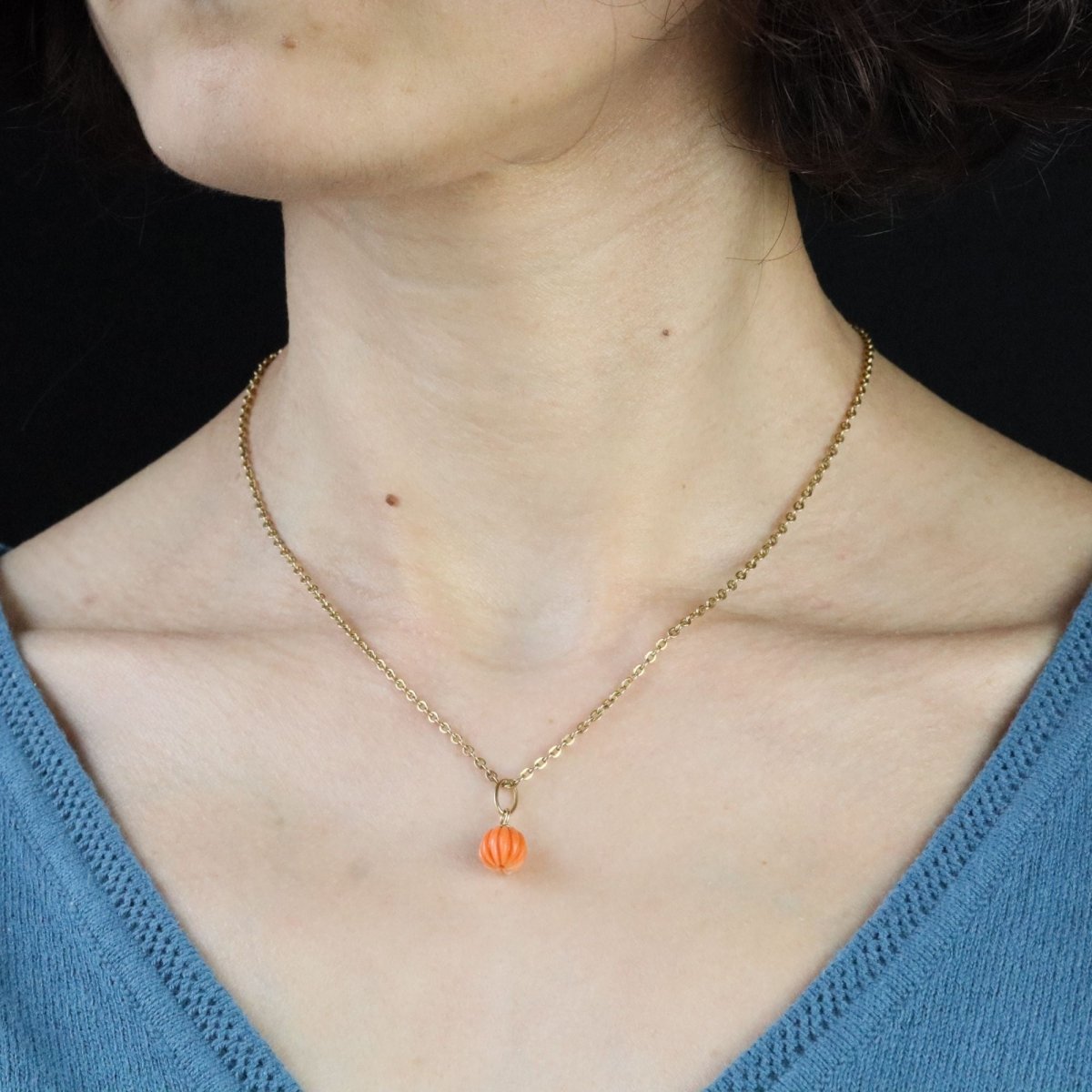 Pendentif en or jaune et corail gravé - Castafiore