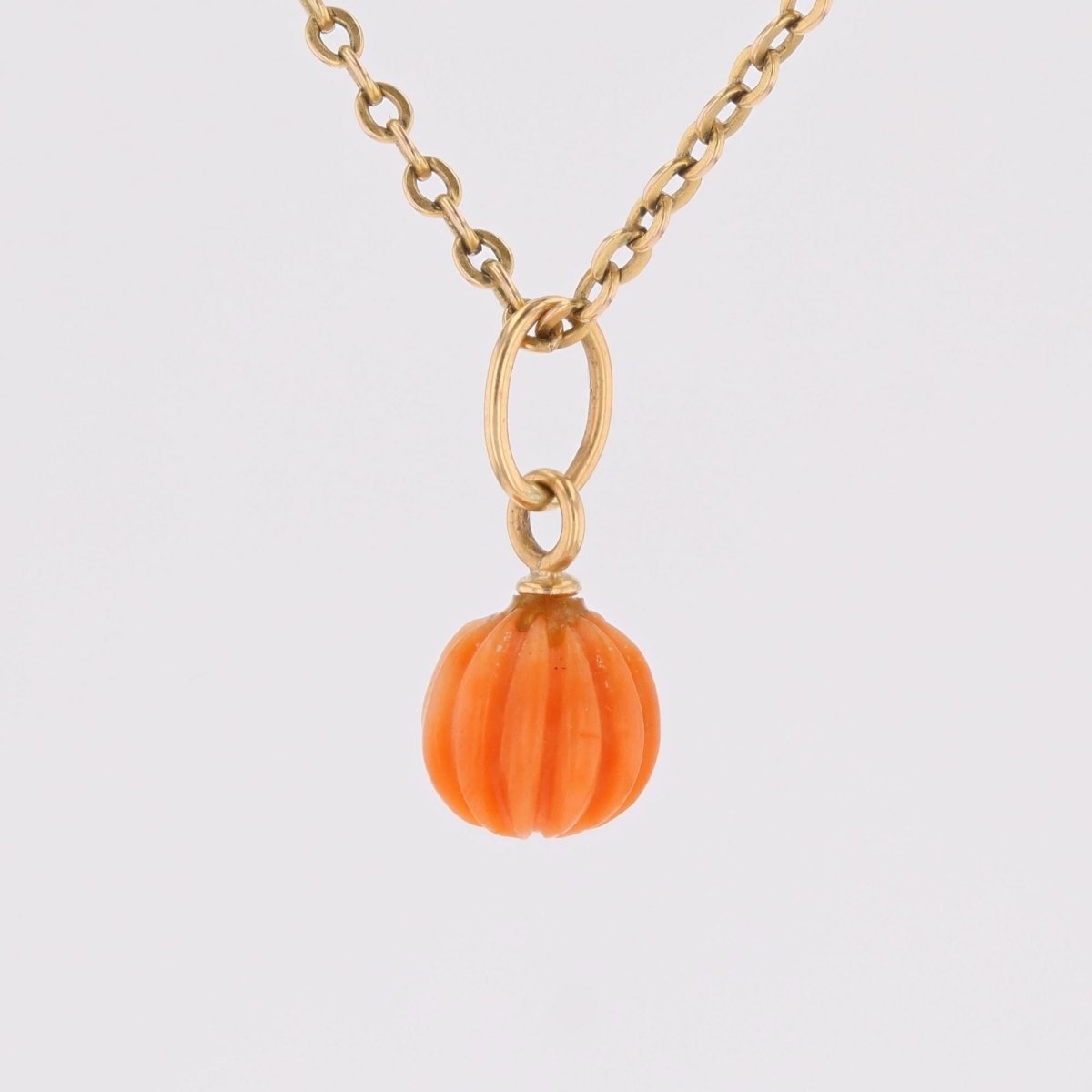 Pendentif en or jaune et corail gravé - Castafiore