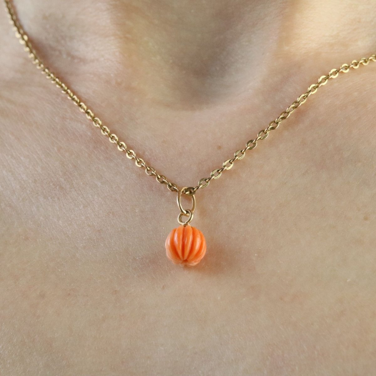 Pendentif en or jaune et corail gravé - Castafiore