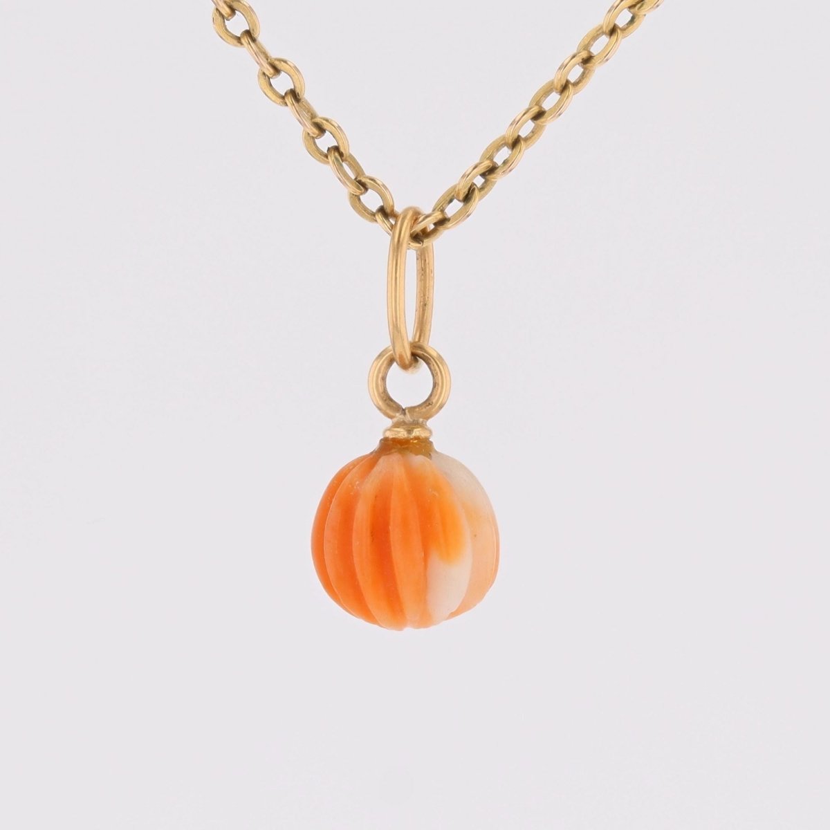 Pendentif en or jaune et corail gravé - Castafiore
