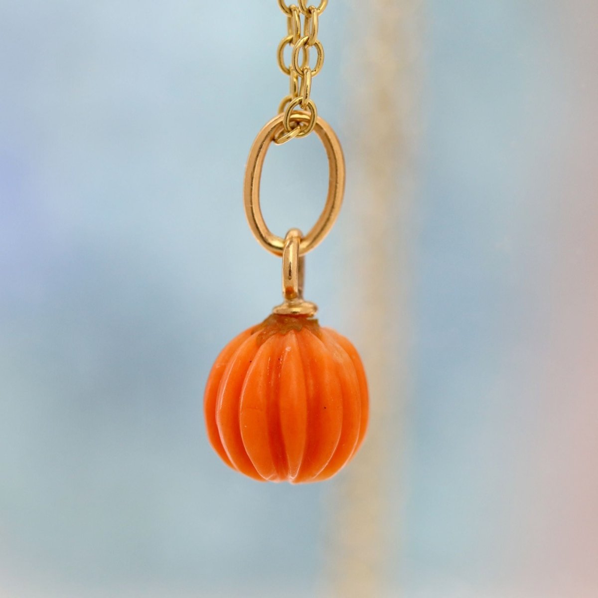 Pendentif en or jaune et corail gravé - Castafiore
