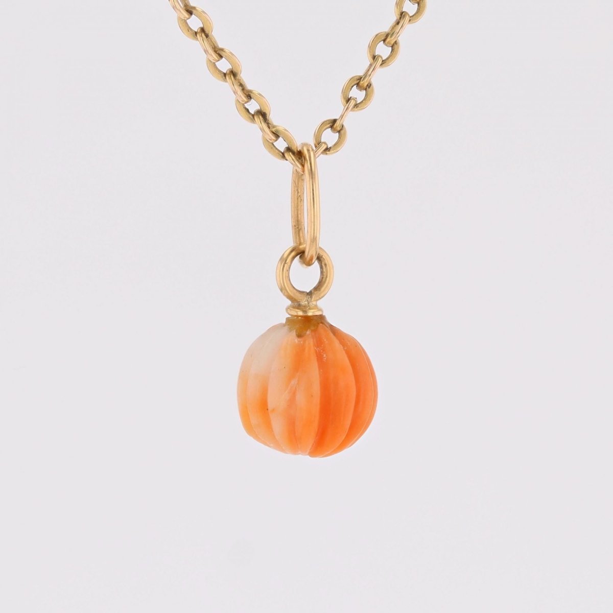 Pendentif en or jaune et corail gravé - Castafiore
