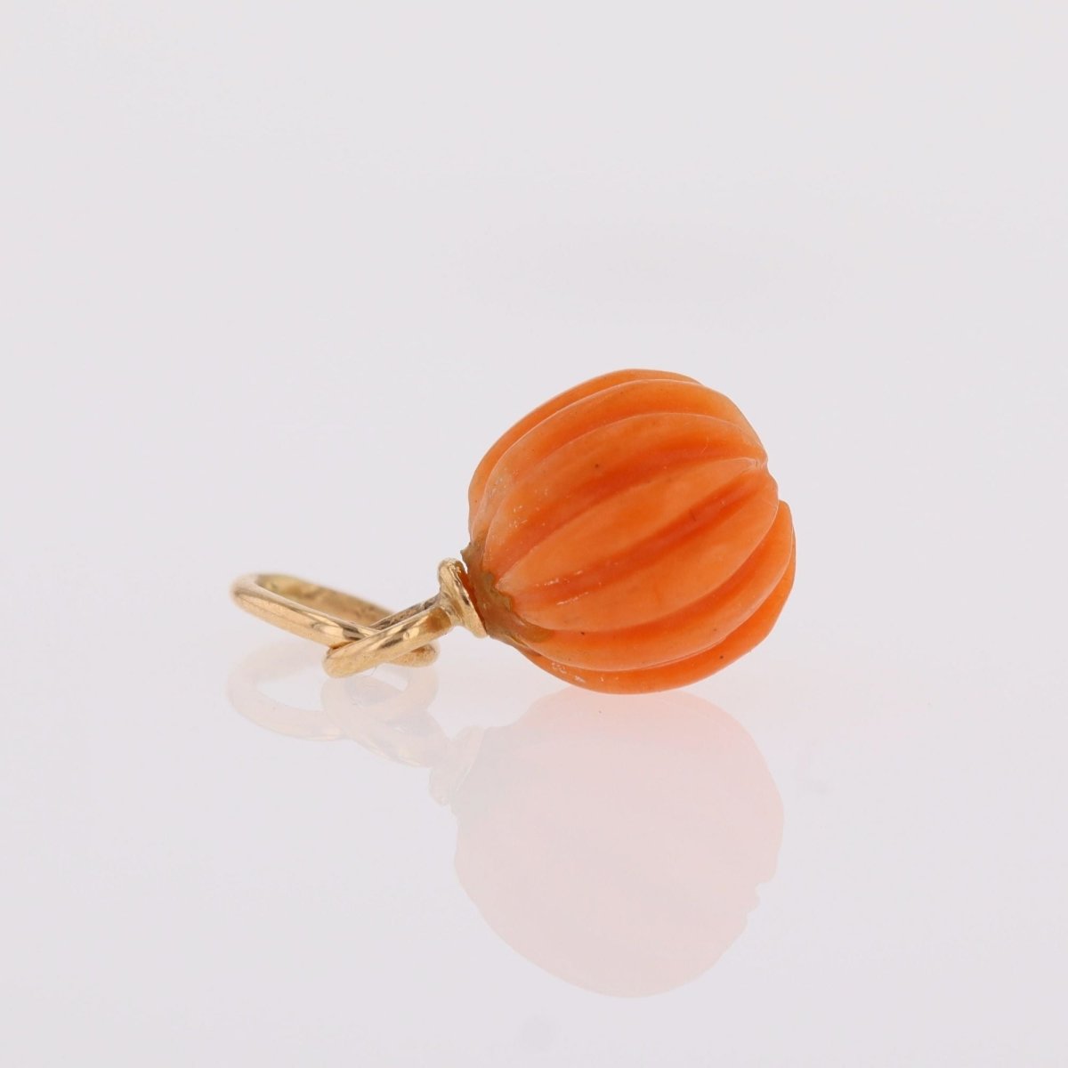 Pendentif en or jaune et corail gravé - Castafiore