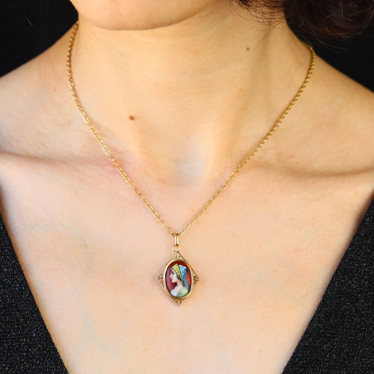Pendentif en or jaune et émail - Castafiore