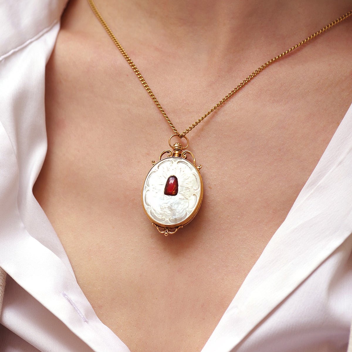 Pendentif en or jaune et nacre - Castafiore