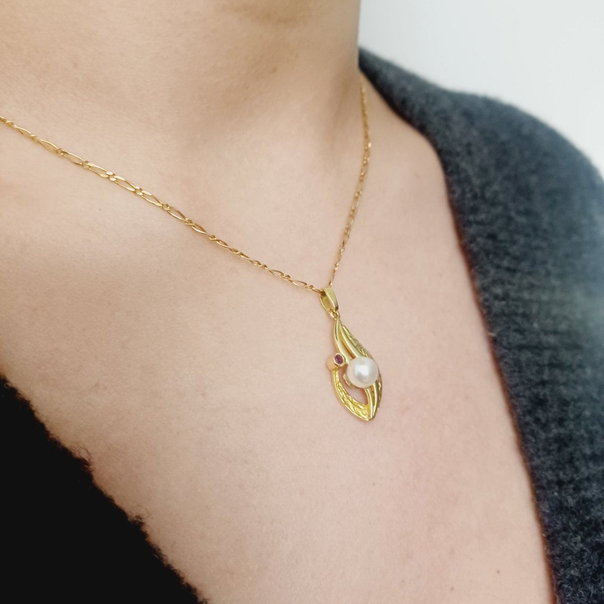 Pendentif en or jaune, perle, et grenat - Castafiore