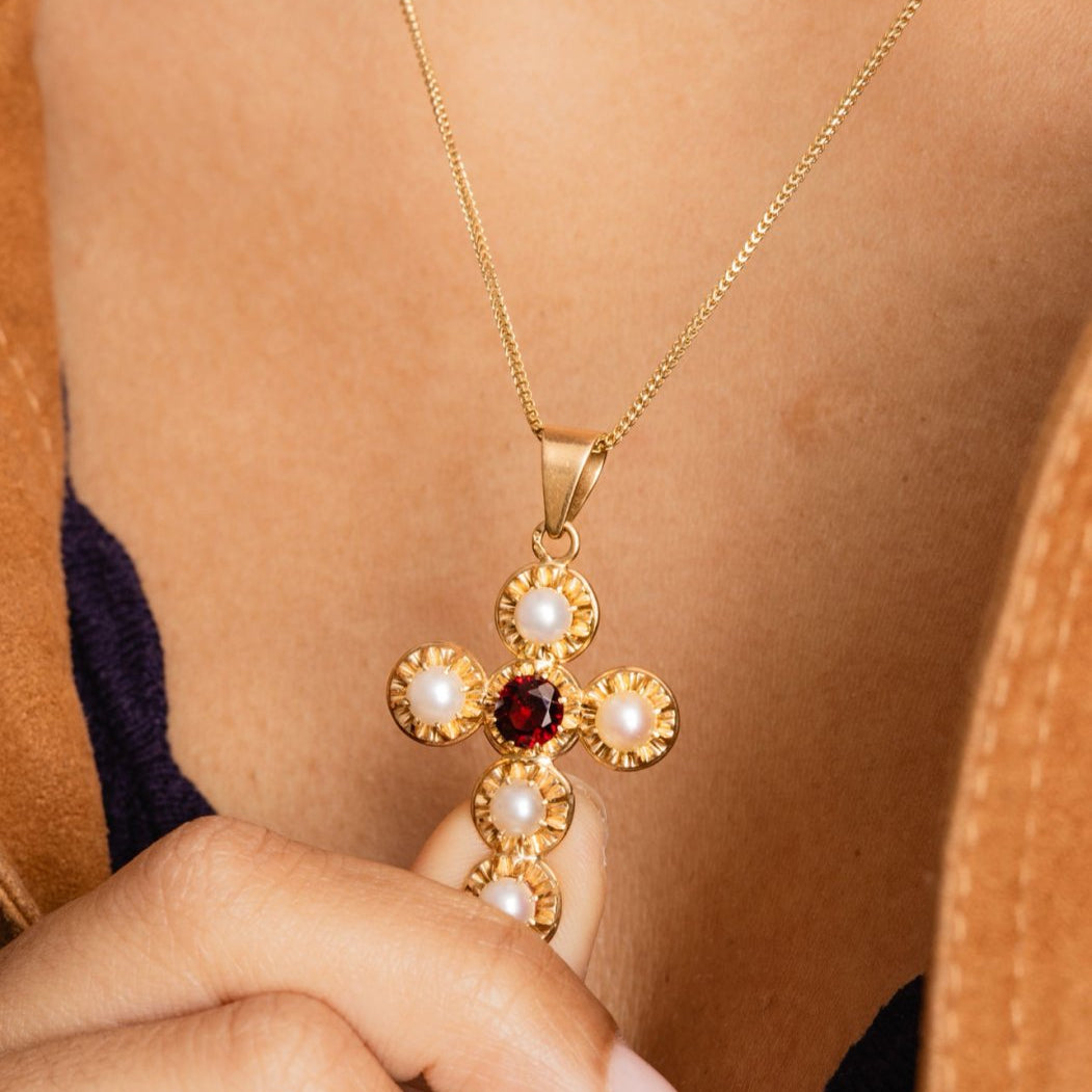 Pendentif et chaîne croix en or jaune, perle et grenat - Castafiore