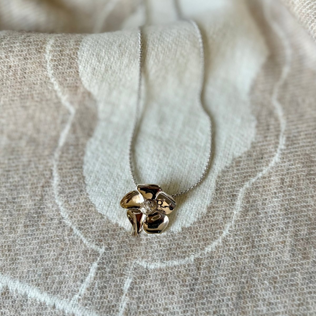 Pendentif fleur Poiray - Castafiore