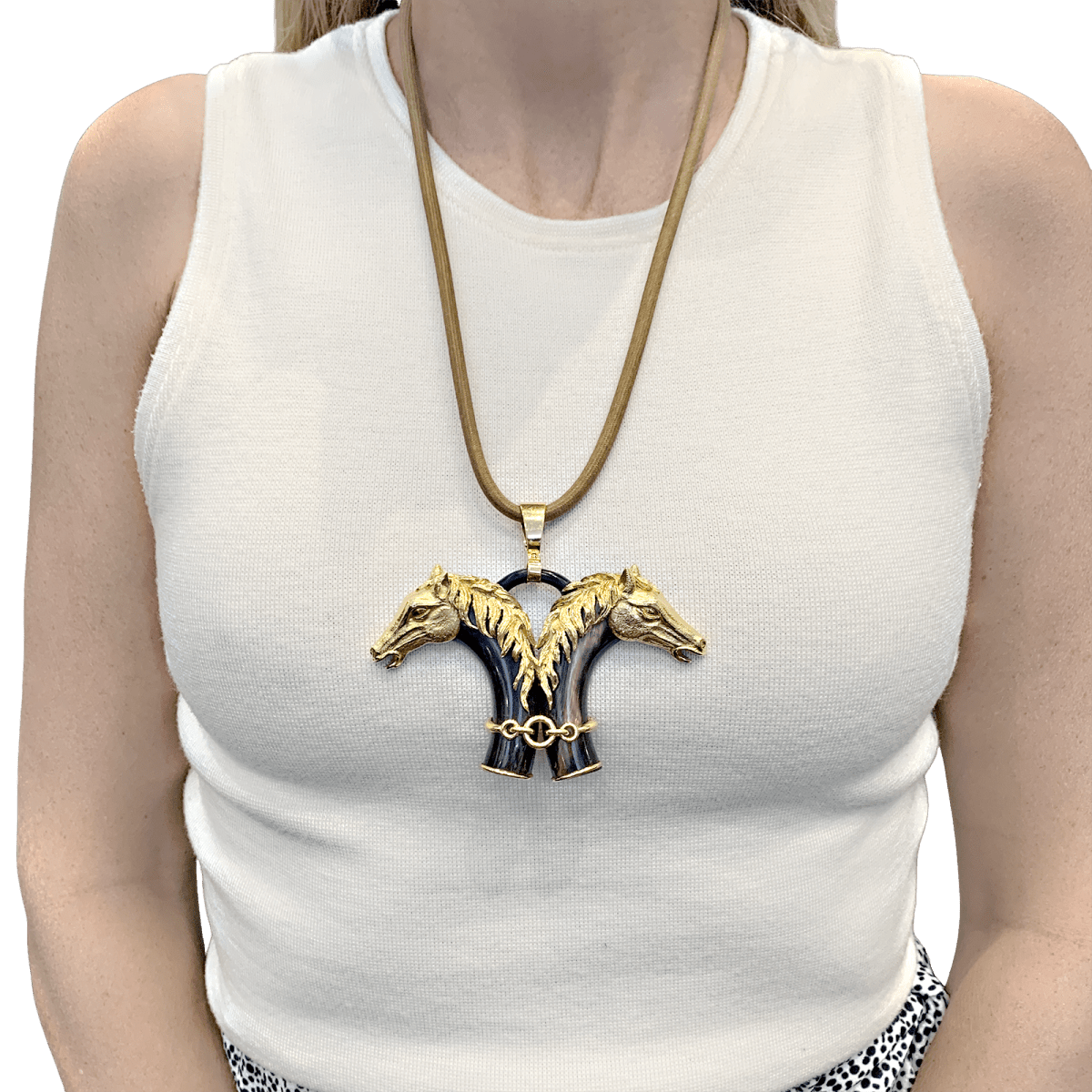 Pendentif FRED double tête de cheval en or jaune et corne. - Castafiore