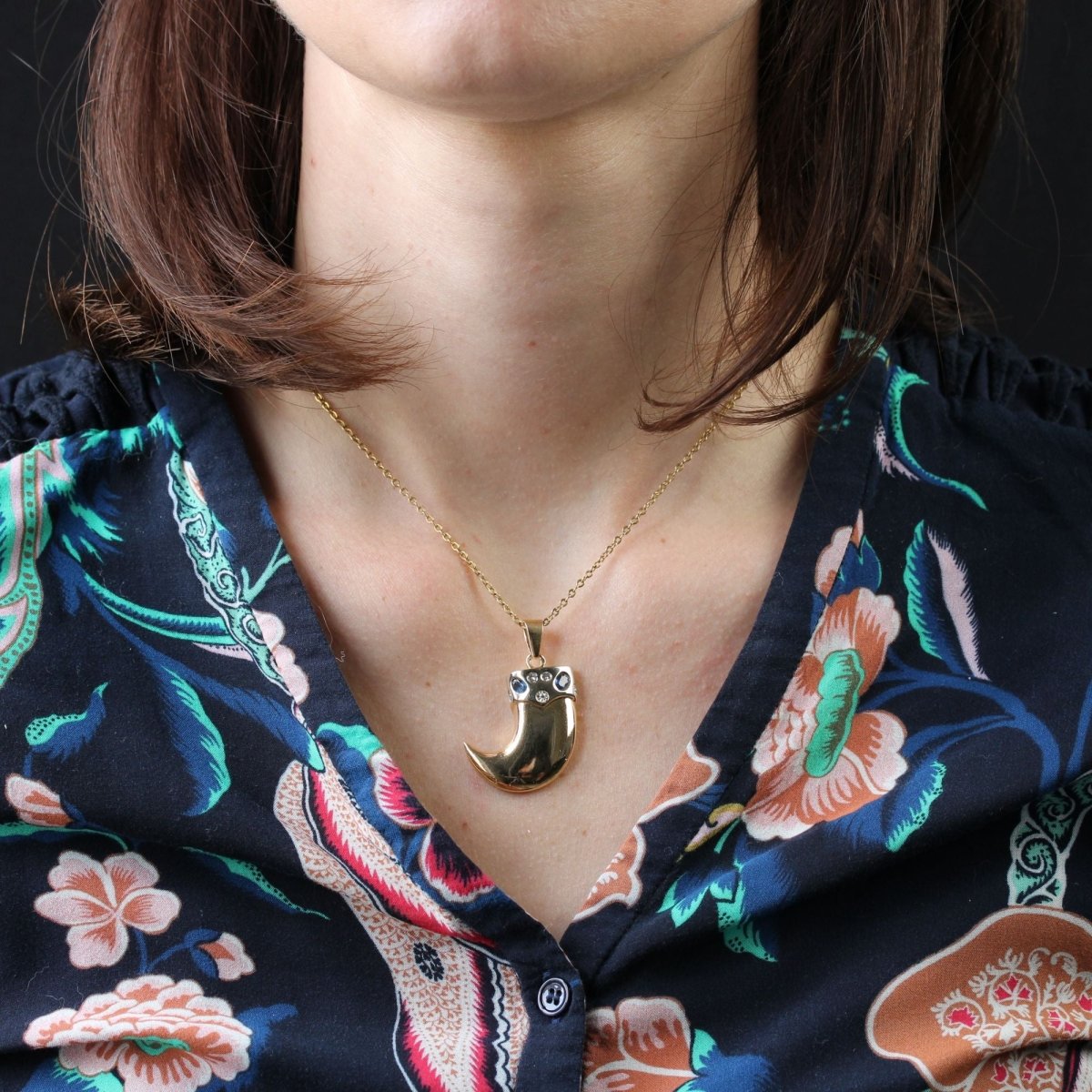 Pendentif griffe en or jaune saphirs et diamants - Castafiore