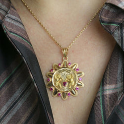 Pendentif Il bat pour toi grand modèle en or jaune et rubis - Castafiore